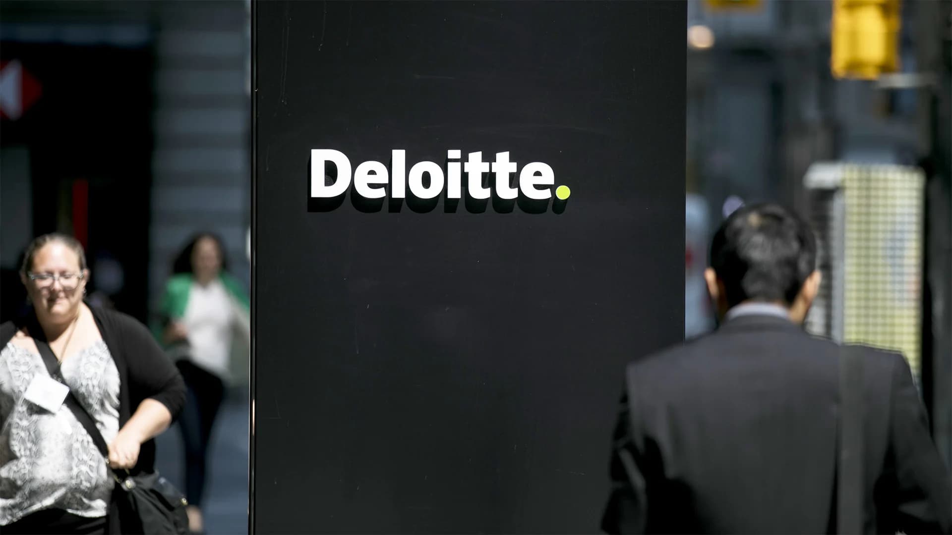Big Firms Cut Perks: Charlotte SMBs Gain Edge in Talent War