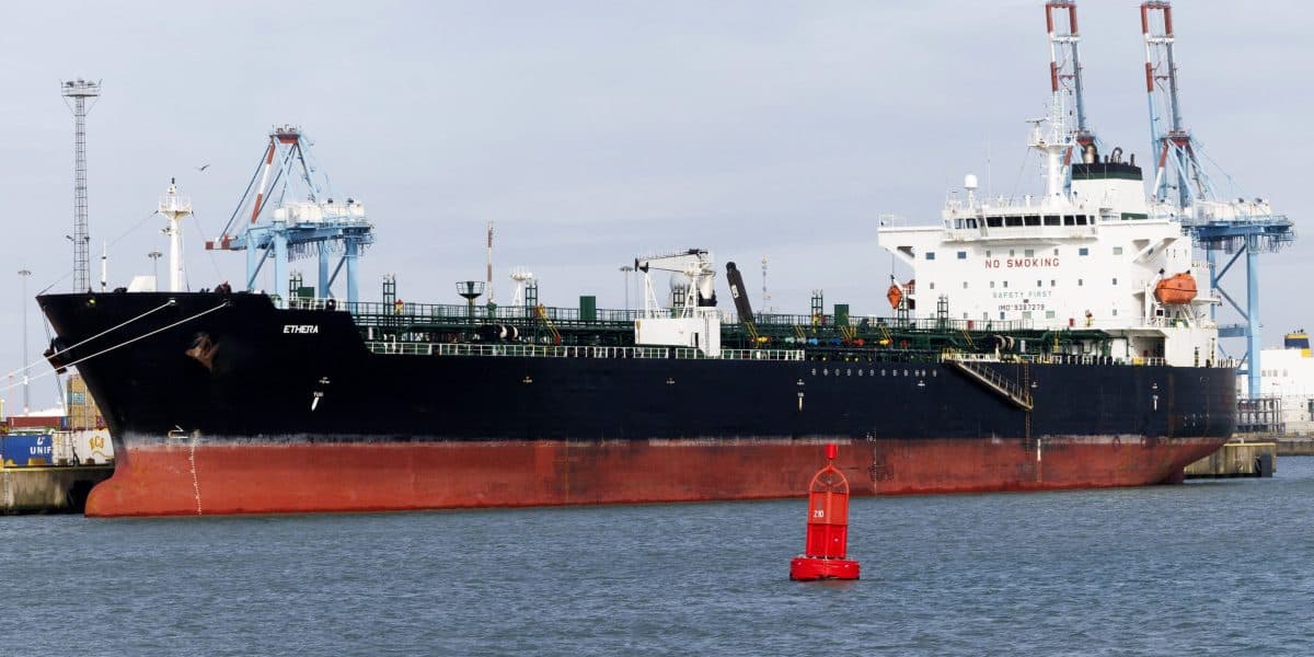 U.S. Ends Russia Oil Waiver as Energy Markets Face New Pressures