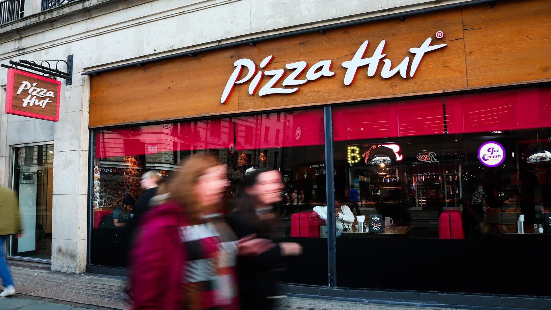 Pizza Hut Faces $100M Lawsuit Over AI Delivery System