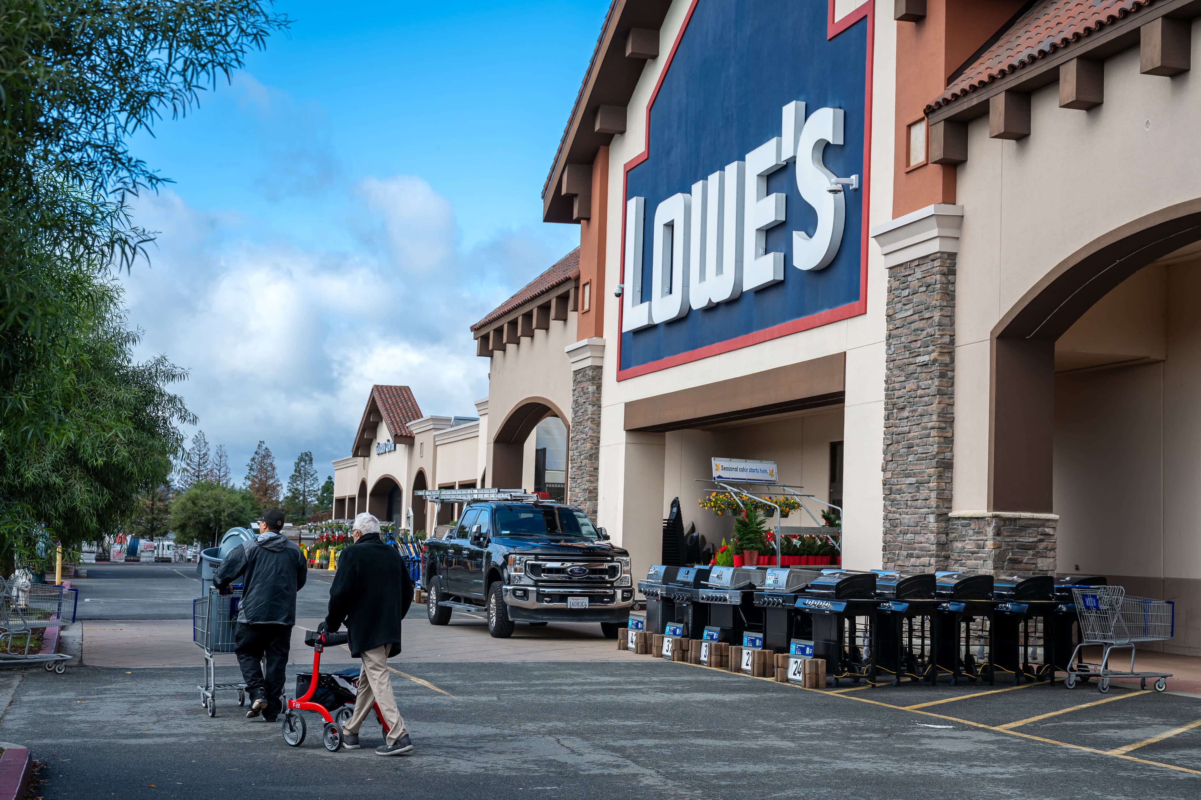 Lowe's Beats Earnings Expectations Amid Housing Market Slowdown