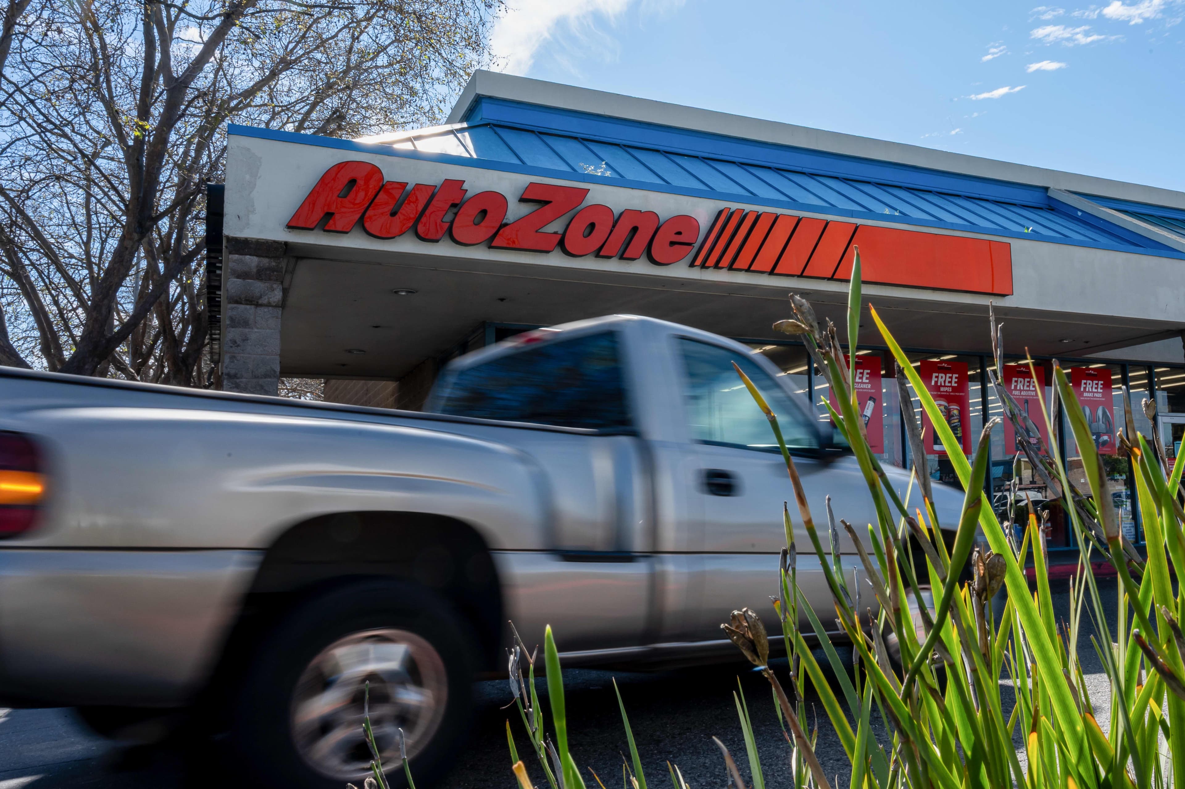 AutoZone's Earnings Beat Can't Stop Stock Slide