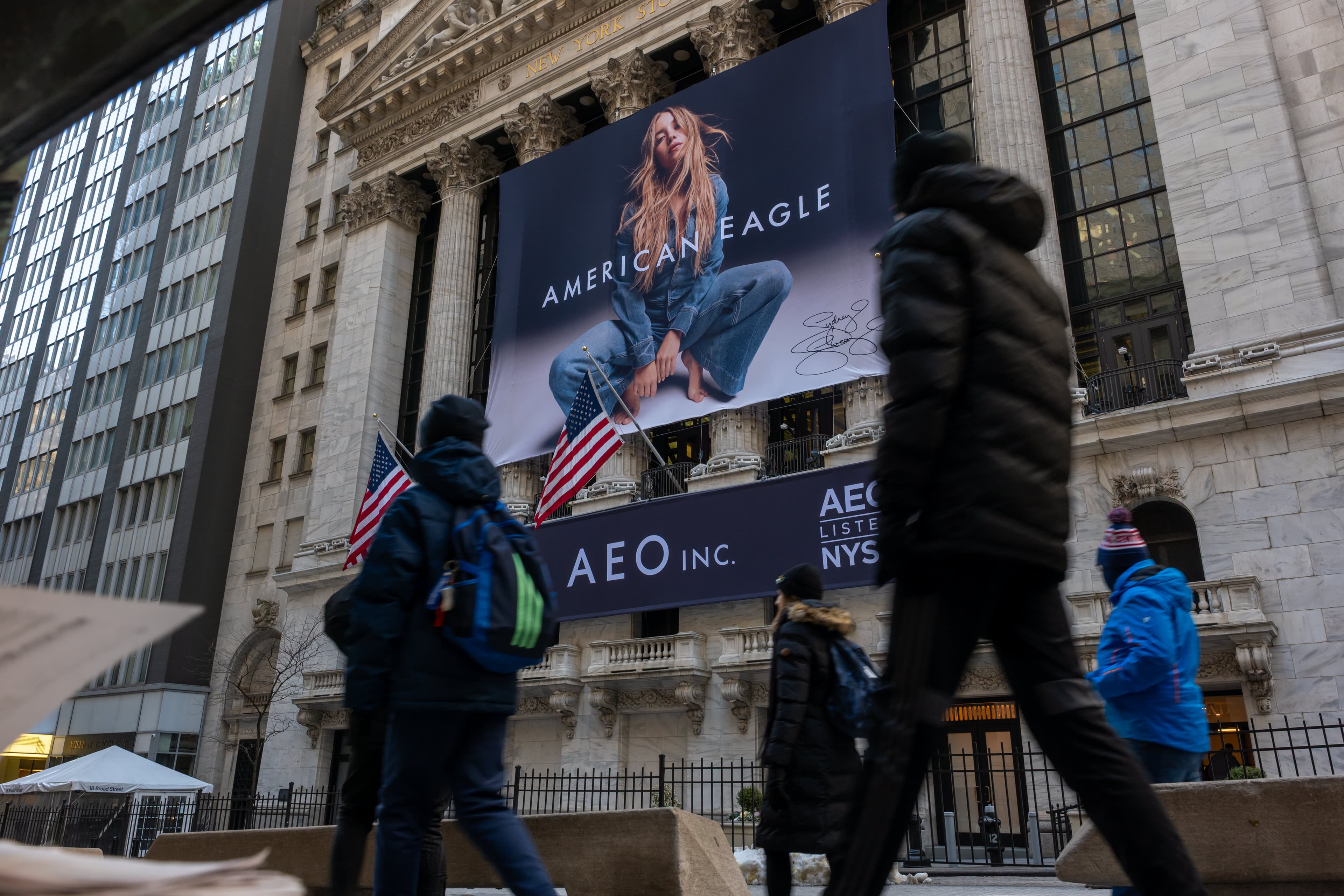 American Eagle's Strategy Shift: Aerie Thrives While Main Brand Struggles