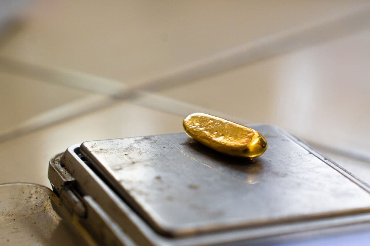Gold Prices Fall Amid Geopolitical Uncertainty in Middle East