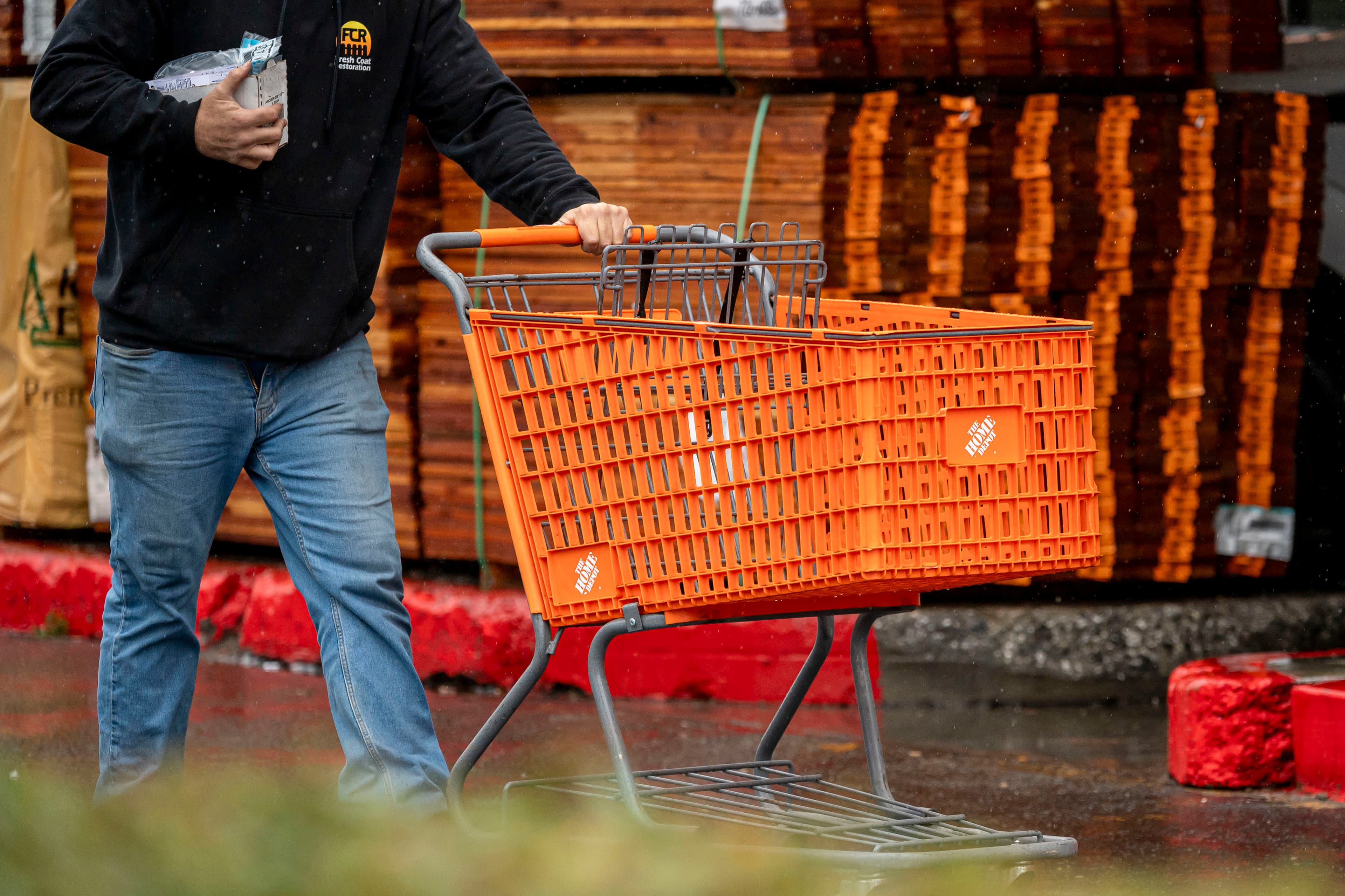Home Depot Posts Strong Sales Despite Economic Headwinds
