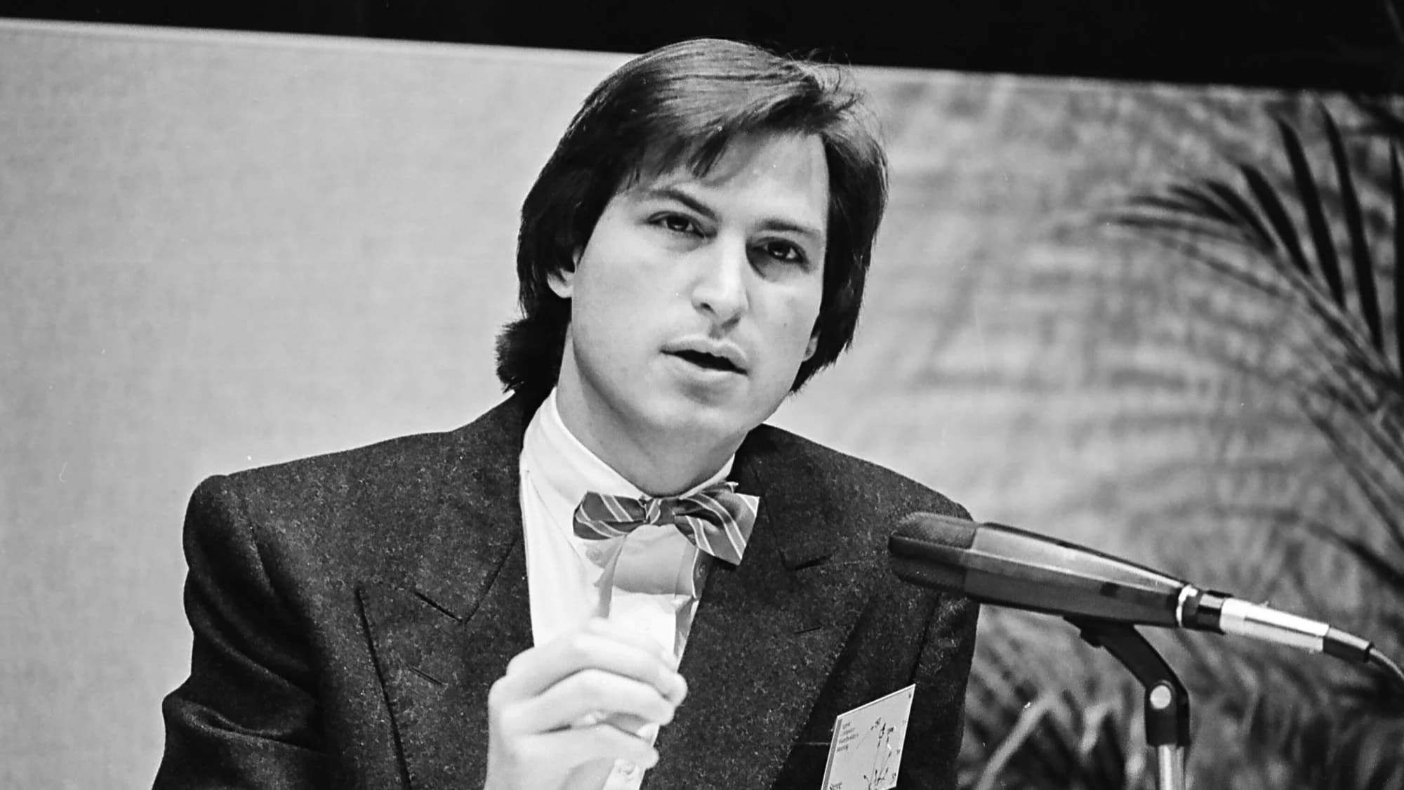 Negotiating From Weakness: The Steve Jobs Playbook
